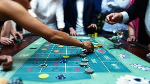 Pemain berkonsultasi dengan dealer live Teen Patti di studio efootballhub